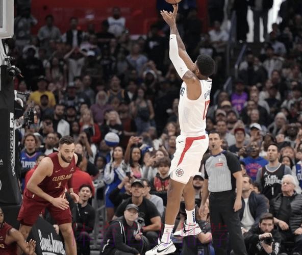 乔治分球失误 克尼佩尔断球反击劈扣